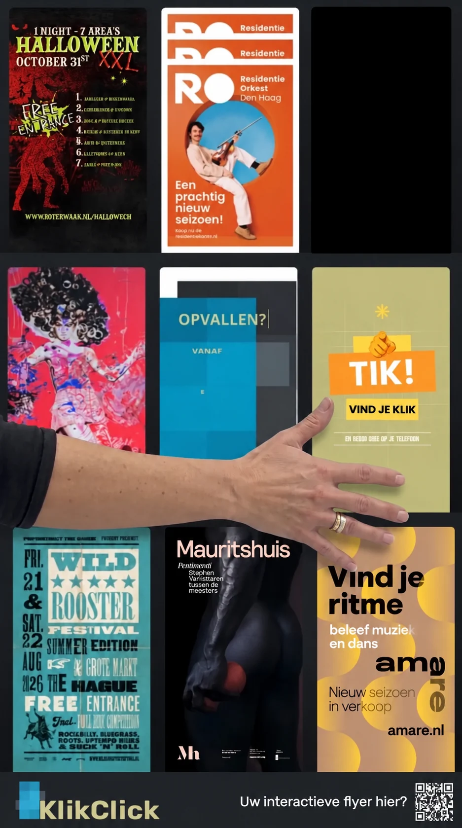 Een bezoeker raakt een flyer aan op de Digitale Flyerwall