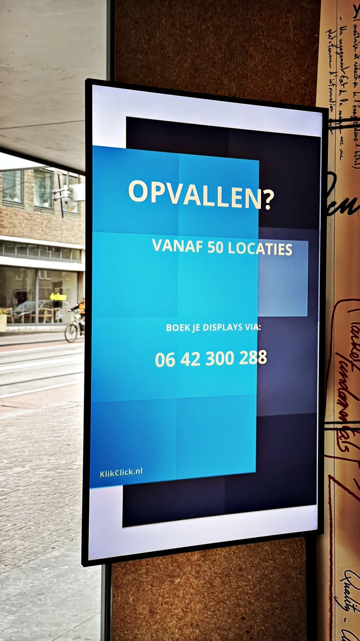 Blauw KlikClick-advertentiescherm bij ibis in centrum Den Haag